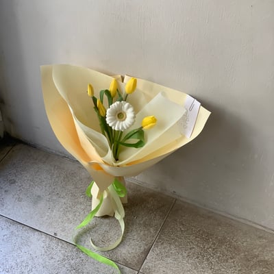 5 支黃色鬱金香＋白色非洲菊花束3