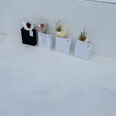 單支粉色鬱金香葉材花束8