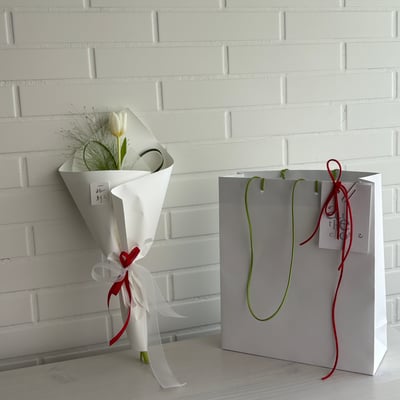 Red String - White Tulip5