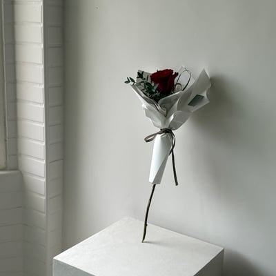 單支紅玫瑰葉材花束1