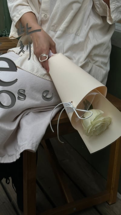 單支白色玫瑰花束8