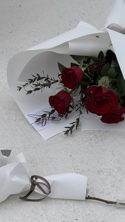 單支紅玫瑰葉材花束5