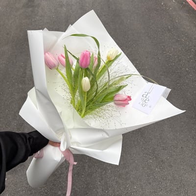 粉白鬱金香葉材花束1