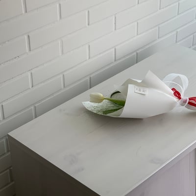 Red String - White Tulip1