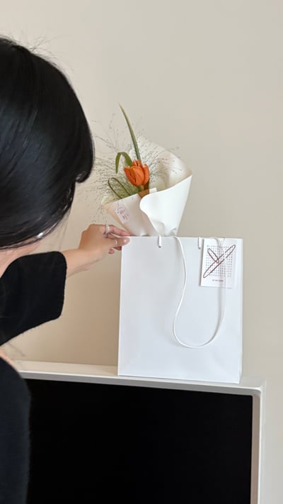 單支染焦糖鬱金香葉材花束3