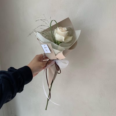 單支白玫瑰葉材花束2