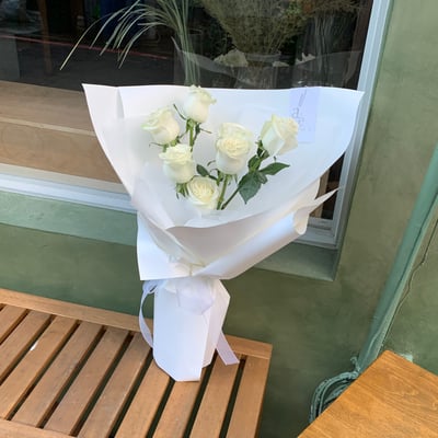 7 支白色玫瑰花束3