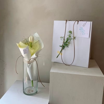 單支白色鬱金香葉材花束3