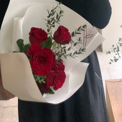 5 支紅色玫瑰混合花束3