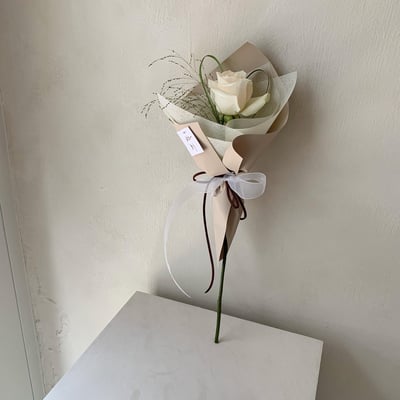 單支白玫瑰葉材花束1