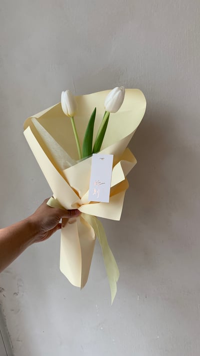 2 支白色鬱金香花束2