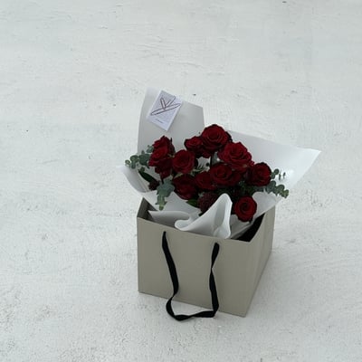 16 支紅色玫瑰混合花束8