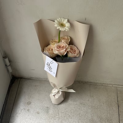 5 支流沙玫瑰＋珍珠非洲菊花束3