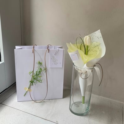 單支白色鬱金香葉材花束4