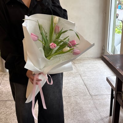 粉白鬱金香葉材花束3