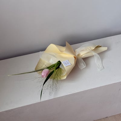 單支粉色鬱金香葉材花束5