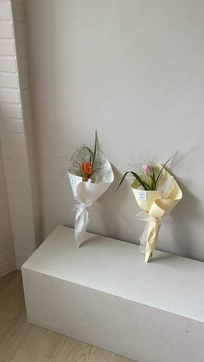 單支粉色鬱金香葉材花束7