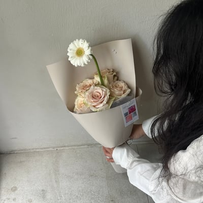 5 支流沙玫瑰＋珍珠非洲菊花束8