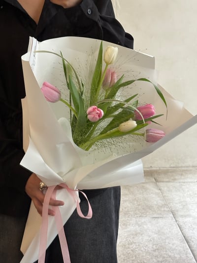 粉白鬱金香葉材花束4