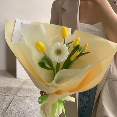 5 支黃色鬱金香＋白色非洲菊花束2