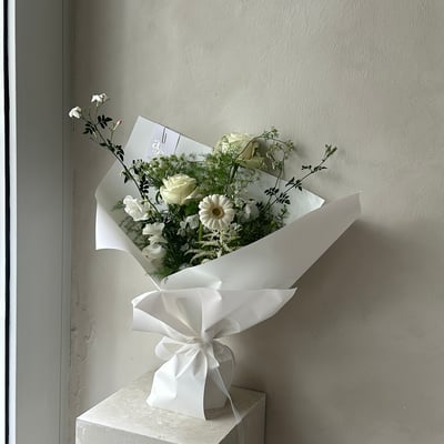 白綠色系花材混合花束-立體包裝1