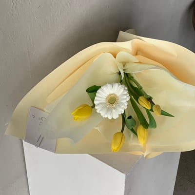 5 支黃色鬱金香＋白色非洲菊花束4