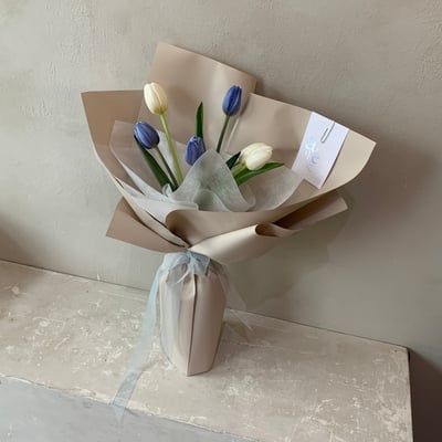 5 支染藍白鬱金香花束1