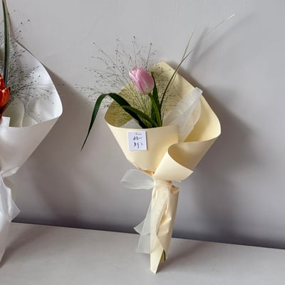 單支粉色鬱金香葉材花束4