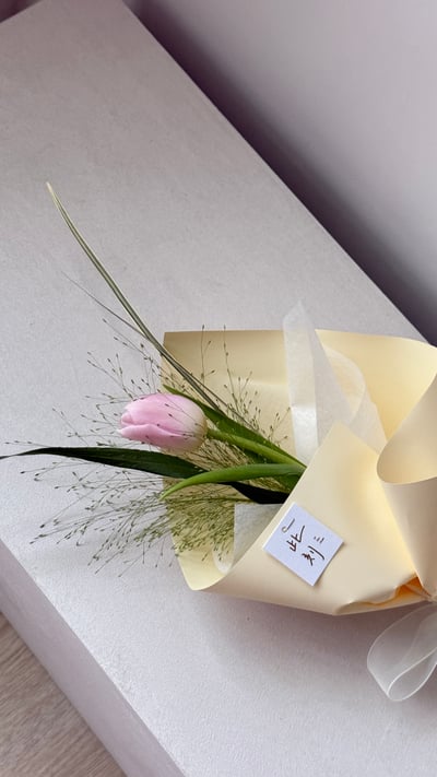 單支粉色鬱金香葉材花束6