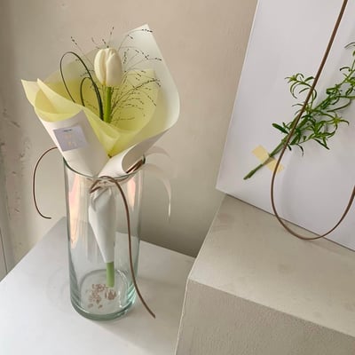 單支白色鬱金香葉材花束2