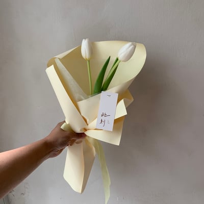 2 支白色鬱金香花束1