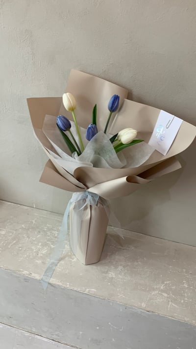 5 支染藍白鬱金香花束2