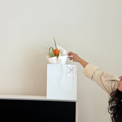 單支染焦糖鬱金香葉材花束5