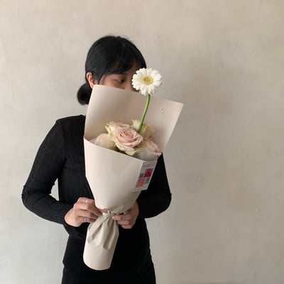 5 支流沙玫瑰＋珍珠非洲菊花束6