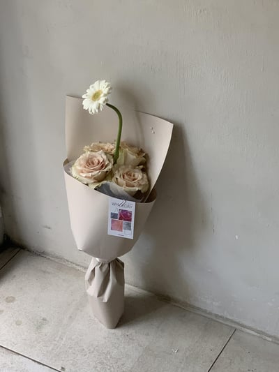 5 支流沙玫瑰＋珍珠非洲菊花束5