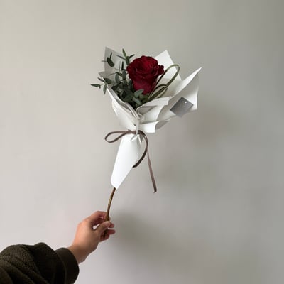 單支紅玫瑰葉材花束3