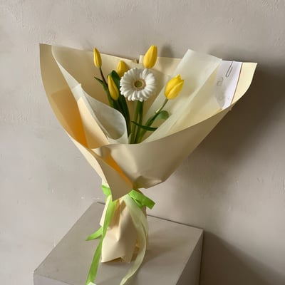 5 支黃色鬱金香＋白色非洲菊花束1