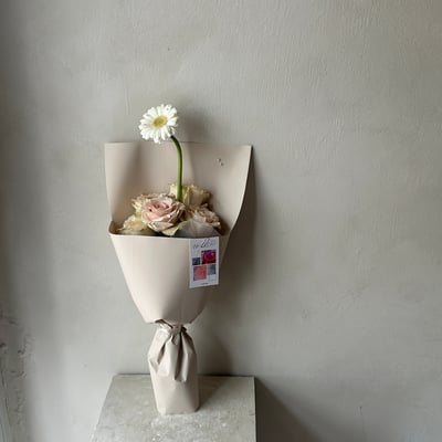 5 支流沙玫瑰＋珍珠非洲菊花束9