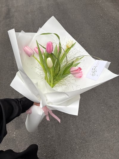 粉白鬱金香葉材花束2