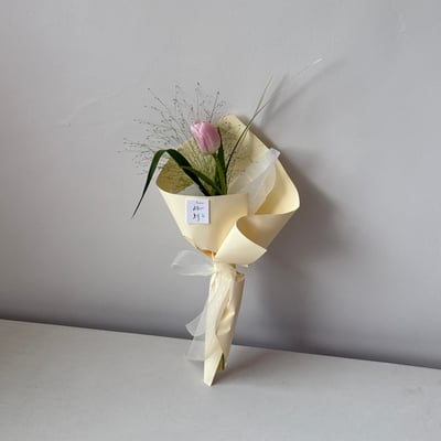 單支粉色鬱金香葉材花束1