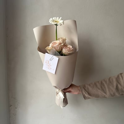 5 支流沙玫瑰＋珍珠非洲菊花束1