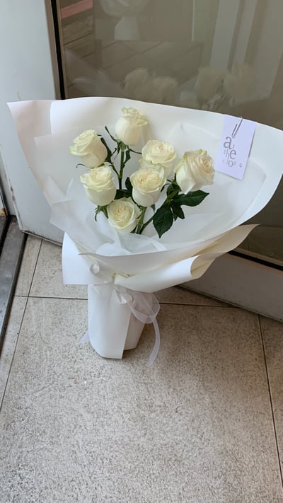 7 支白色玫瑰花束2