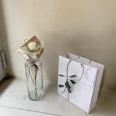 單支白玫瑰葉材花束3