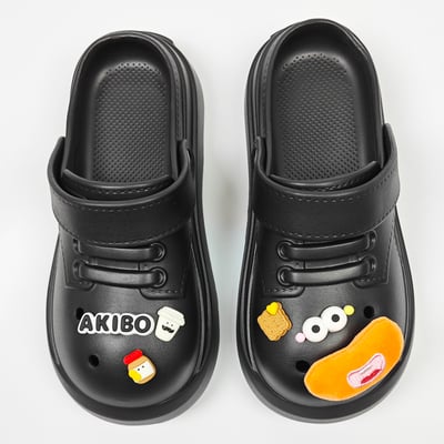 【買1送1】AKIBO小木偶洞洞鞋-經典黑(中性款、5公分厚底增高、寬楦、輕量、兩穿、防水) / 內附AKIBO品牌鞋扣1個。現在買再送鞋扣組(不挑款)8