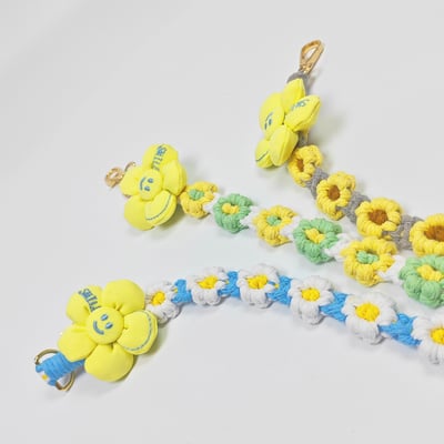 AKIBO手工編織花朵包包手機掛繩-陽光黃(女款、編織) / 內附AKIBO品牌手機掛片1個8