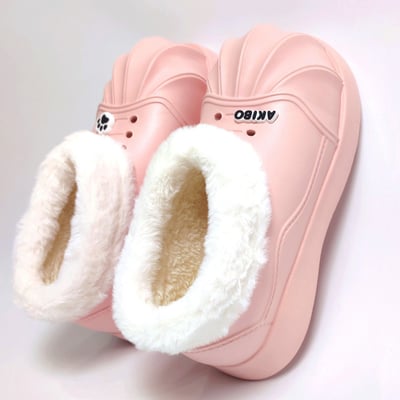 【買1送1】AKIBO毛毛洞洞短靴-櫻花粉(女款、4公分厚底增高、雲朵感、輕量、保暖) / 內附AKIBO品牌鞋扣2個。現在買再送鞋扣組(不挑款)3