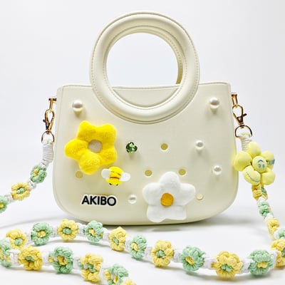 【買1送1】AKIBO滿月包-牛奶白/手工編織花朵背帶(肩背手提洞洞包。中性款、輕量、防水) / 內附AKIBO品牌鞋扣1個。現在買再送鞋扣組(不挑款)2