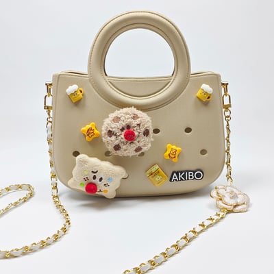 【買1送1】AKIBO滿月包-奶油白/皮革花漾背帶(肩背手提洞洞包。中性款、輕量、防水) / 內附AKIBO品牌鞋扣1個。現在買再送鞋扣組(不挑款)2