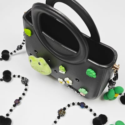 【買1送1】AKIBO滿月包-經典黑/珠光雪羽背帶(肩背手提洞洞包。中性款、輕量、防水) / 內附AKIBO品牌鞋扣1個。現在買再送鞋扣組(不挑款)3