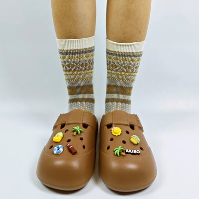 【買1送1】AKIBO布丁洞洞鞋-咖啡(女款、寬楦、雲朵感、輕量、耐走、防水) / 內附AKIBO品牌鞋扣1個。現在買再送鞋扣組(不挑款)10